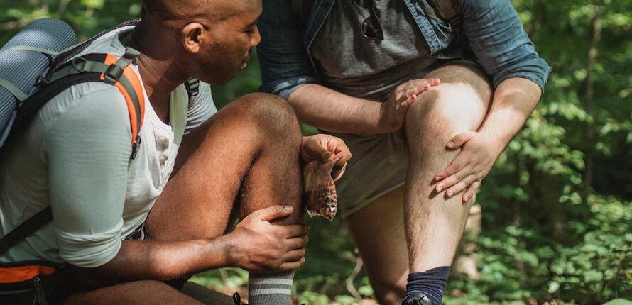 two hikers in knee pain